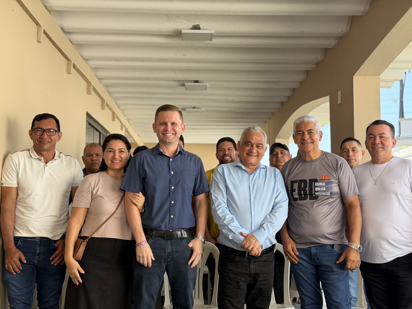 Pastor Valadares reunido com lideranças e membros da igreja