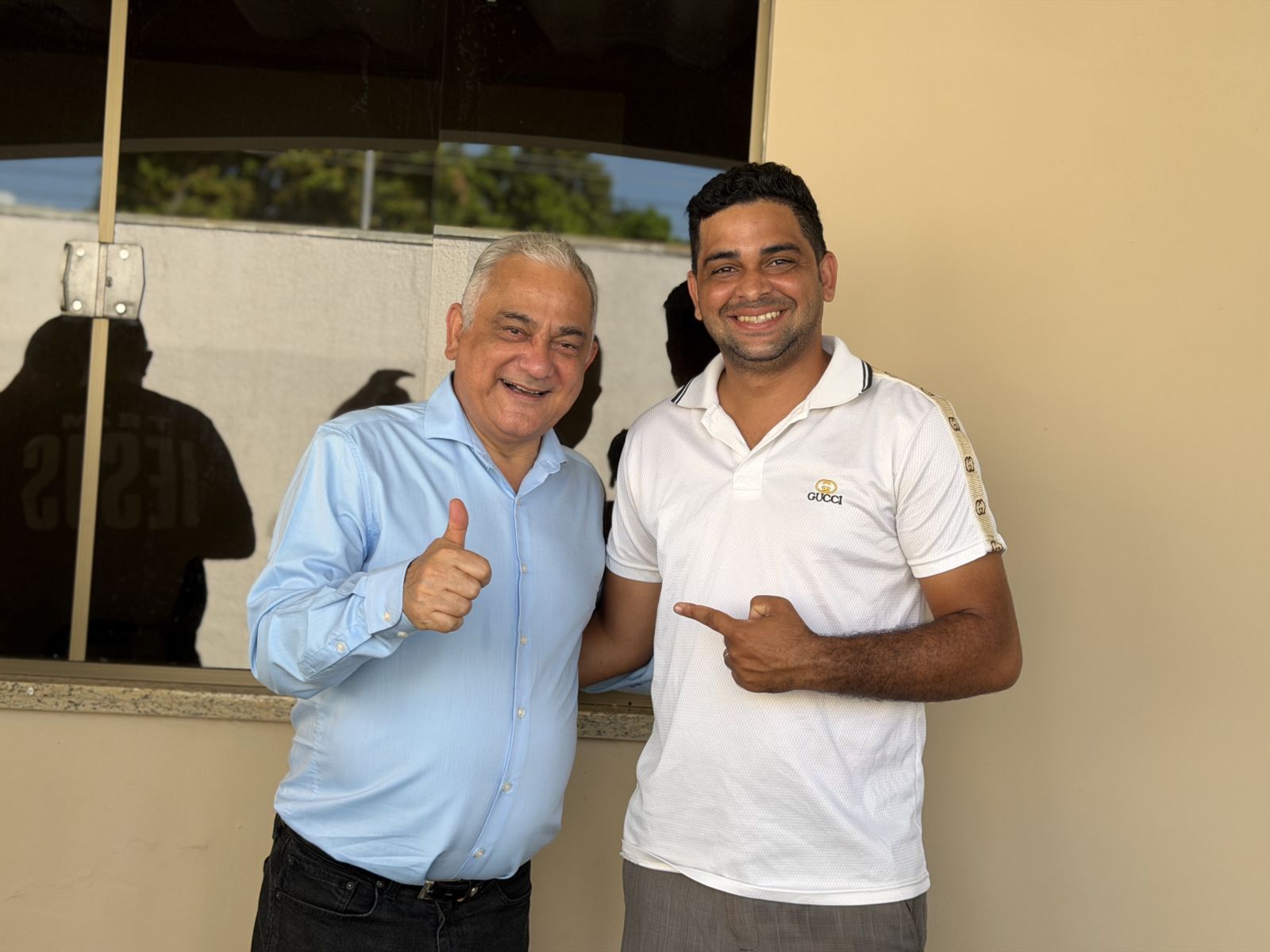 Pastor Valadares ao lado de apoiador